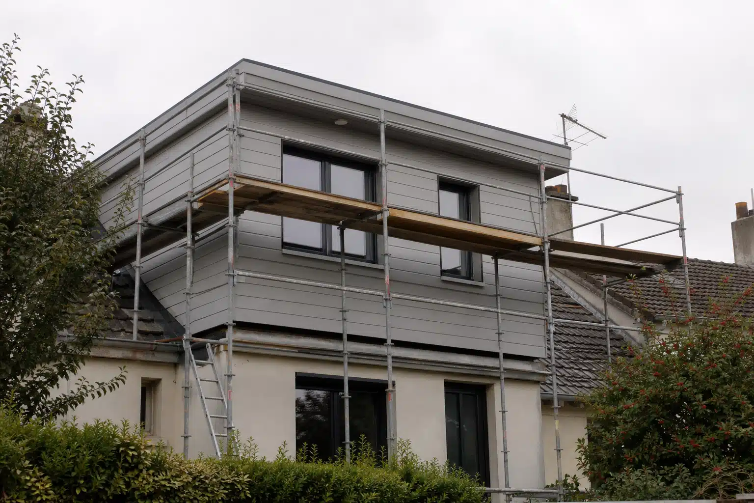 Façade de maison grise avec échafaudage